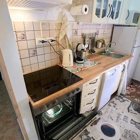 Comfortable 2br Garden With Ac & Free Parking *