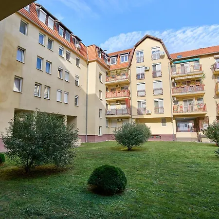 Comfortable 2br Garden With Ac & Free Parking Apartman *