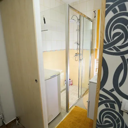 Apartment Comfortable 2br Garden With Ac & Free Parking