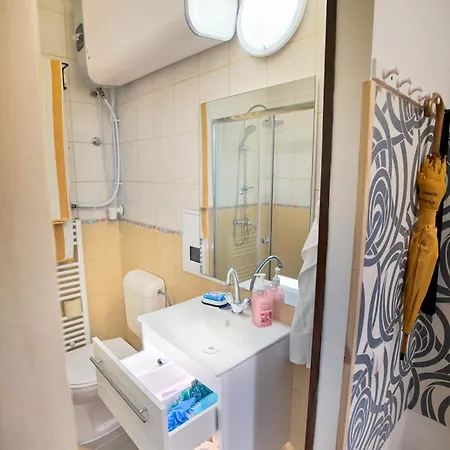 Comfortable 2br Garden With Ac & Free Parking Apartman